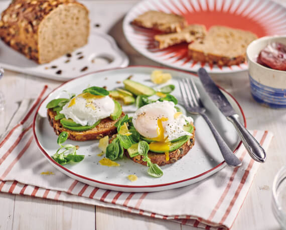 Avocadobrot mit pochiertem Ei