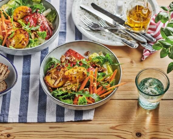 Veganer Grill-Salat mit Paprika, Pfirsich und gerösteten Walnüssen