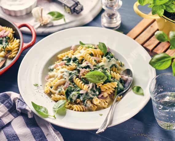 Fusilli in veganer Spinatsoße mit roten Zwiebeln