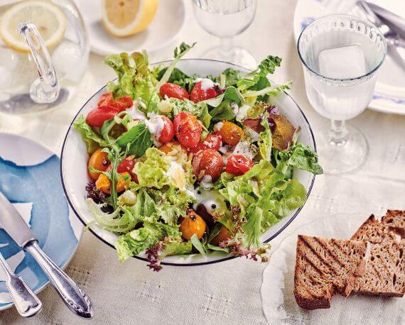 Erfrischender Sommersalat mit veganem Zitronen-Sojaghurt-Dressing und karamellisierten Cherrytomaten