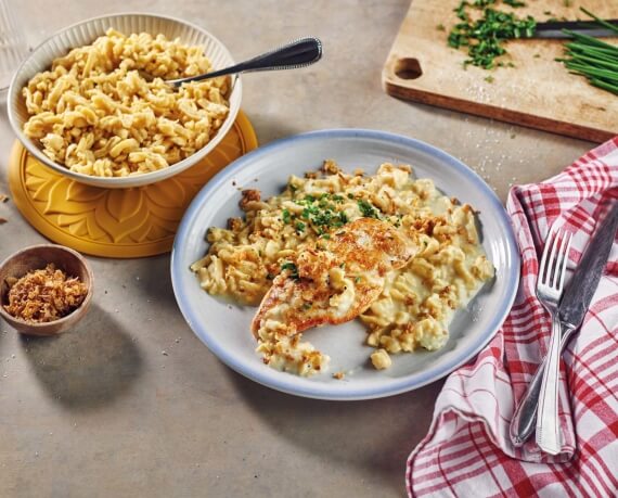 Hähnchen mit Zwiebel-Senfsauce und Spätzle