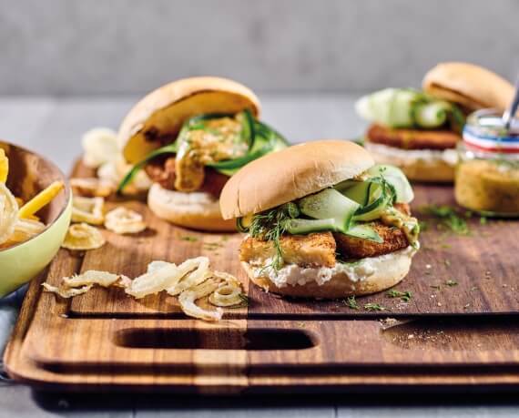 Vegane Mini-Schnitzel-Burger mit Gurke und Senf-Dill-Sauce