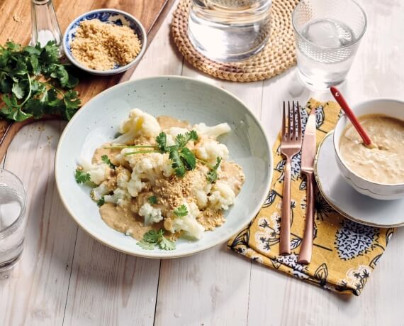 Gedämpfter Blumenkohl mit Erdnusssauce