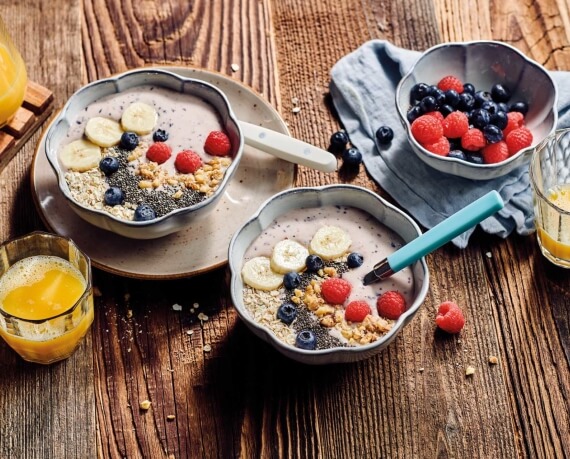Frühstücks-Smoothie-Bowl mit Beeren und Nüssen