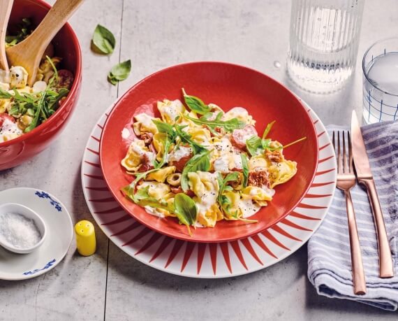 Tortellini-Salat mit getrockneten Tomaten und Parmesan