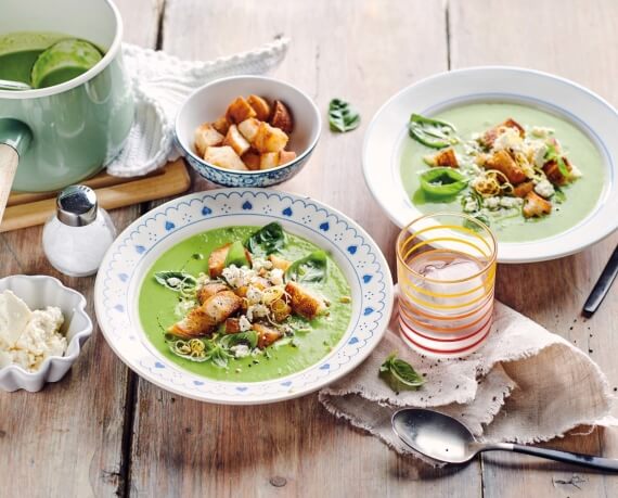 Grüne Erbsensuppe mit Croutons und Fetakäse