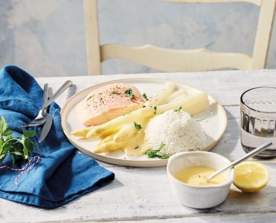 Gedämpfter Lachs mit Spargel, Zitronen-Hollandaise und Reis