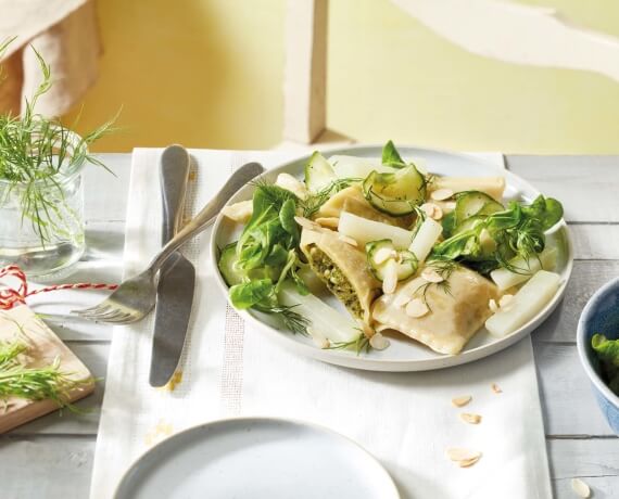 Schwäbische Maultaschen mit Kohlrabi und Gurken-Feldsalat