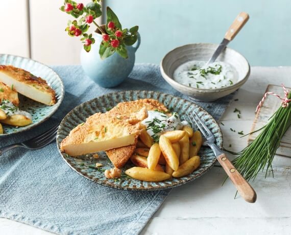 Kohlrabischnitzel in Eihülle mit Ofenschupfnudeln und Schnittlauchcreme