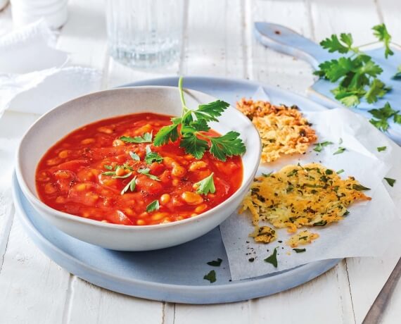 Tomaten-Suppe mit weißen Bohnen und Käse-Reis-Plätzchen