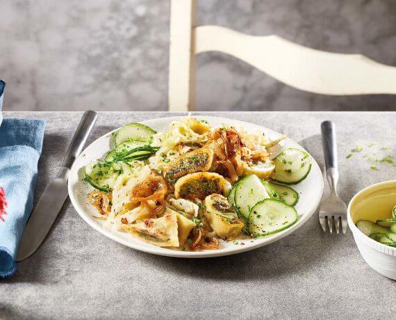 Gebratene Maultaschen mit geschmelzten Zwiebeln, Spitzkohl und Gurkensalat