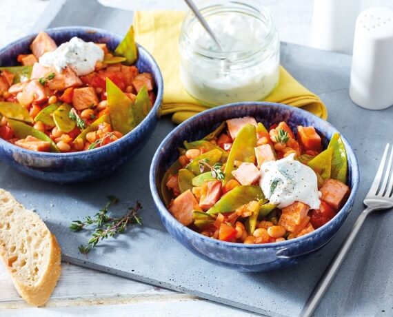 Sommerliches Cassoulet mit Kasseler, Baguette und Basilikumcreme