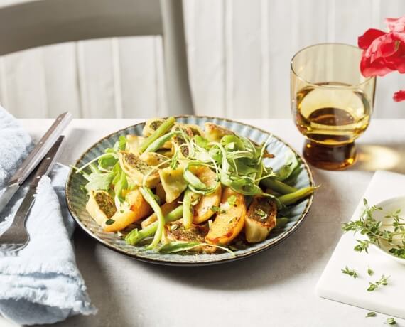 Maultaschen mit Bohnen, Birne und Rucola