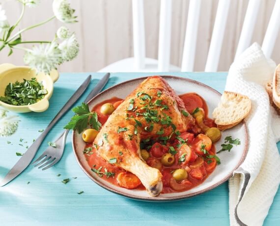 Geschmortes Hähnchen in Tomaten-Wein-Sauce