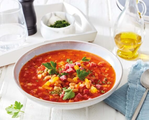 Bohnen-Tomaten-Suppe mit Salami