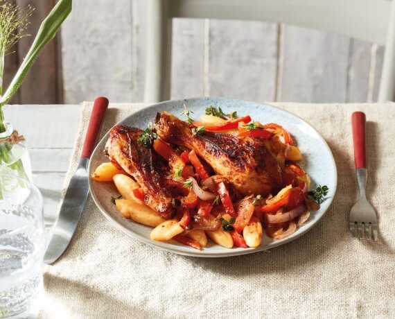 Honig-Hähnchen-Schenkel mit Schupfnudeln aus dem Ofen an Apfel-Paprika-Gemüse