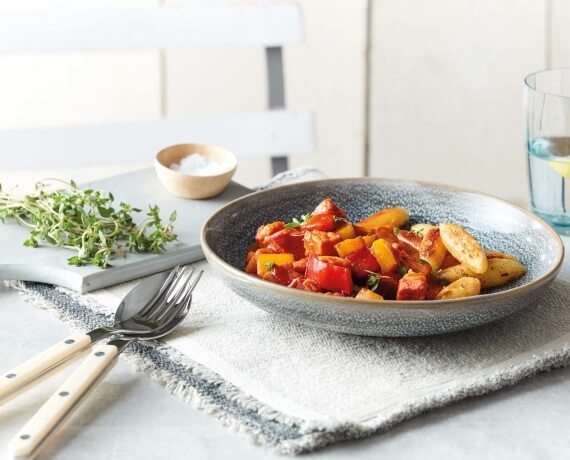 Paprika-Kasseler-Gulasch mit Kartoffel-Schupfnudeln