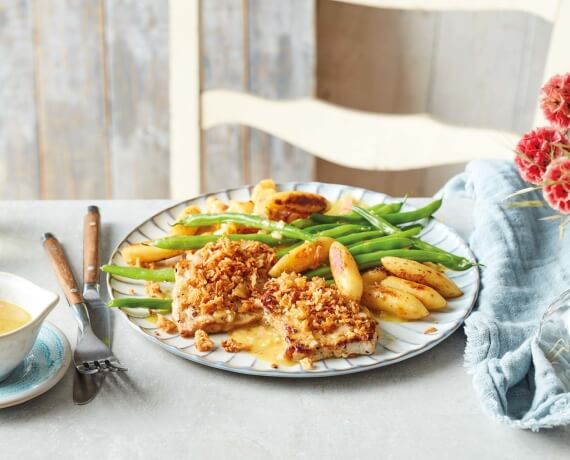 Röstzwiebel-Steaks vom Schwein mit Busch-Bohnen und Vinaigrette auf Schupfnudeln von der Kartoffel