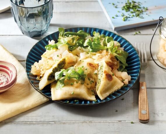 Maultaschen an geschmelzten Zwiebeln mit Senf-Birnen-Chutney und Feld-Salat