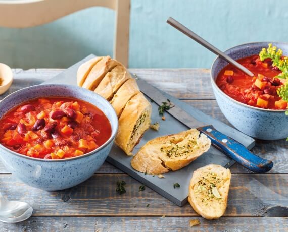 Kidneybohnen-Chili mit Kräuterbaguette