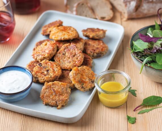 Brotfrikadellen mit Salat und Joghurtdip