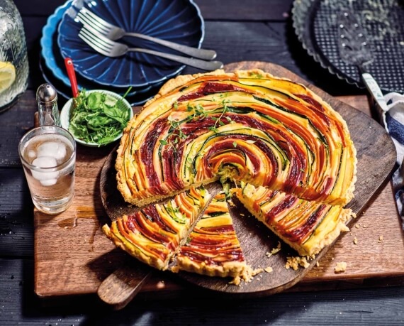 Herzhafte Tarte mit buntem Gemüse