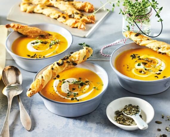 Cremige Kürbissuppe mit Käse-Kürbiskern-Knusperstangen