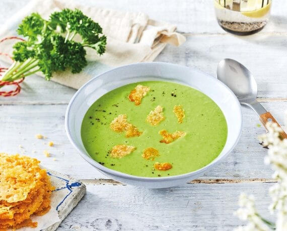 Pastinaken-Kartoffelsuppe mit Petersilie & Parmesan-Chips