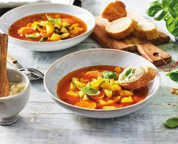 Vegetarische Minestrone und Baguette mit Bohnenmus