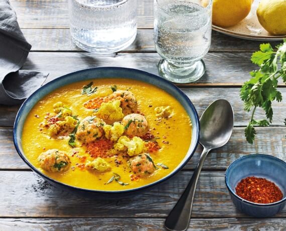 Kokos-Blumenkohl-Suppe mit Lachs-Frikadellen und Kaviar