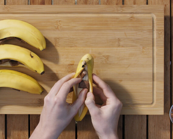 Dies ist Schritt Nr. 1 der Anleitung, wie man das Rezept Gegrillte Schoko-Banane zubereitet.
