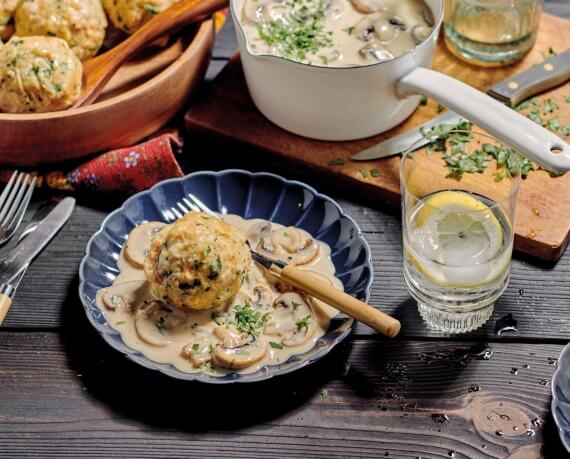 Semmelknödel mit Rahmpilzen