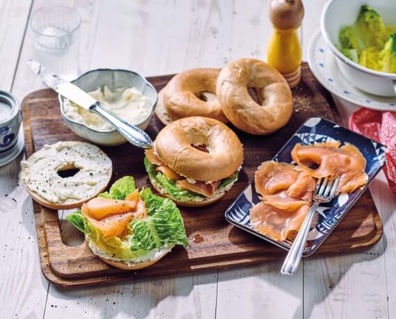 Frischkäse-Bagel mit Lachs