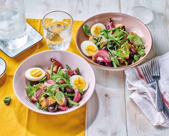 Brotsalat Nicoise mit Balsamico-Karamell-Zwiebeln