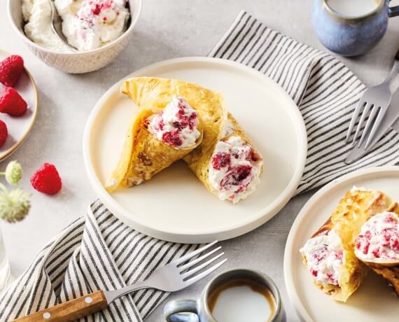 Pfannkuchen mit Himbeeren und Sahne