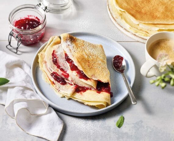 Pfannkuchen mit Kirschmarmelade