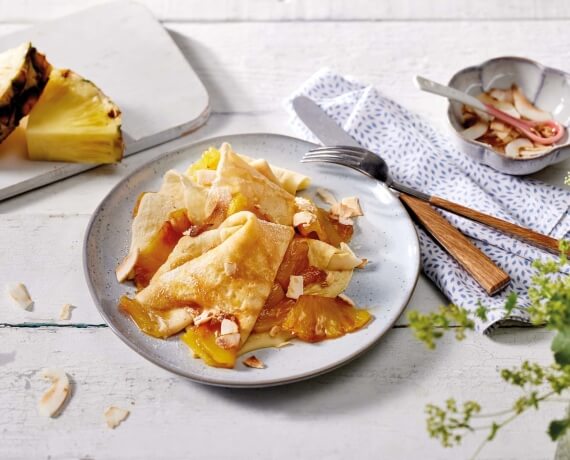 Kokoscrêpes mit karamellisierter Ananas