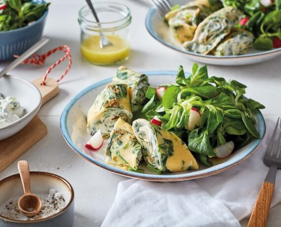 Spinatcrêpe mit Kräuterquark und Feldsalat mit knackigen Radieschen