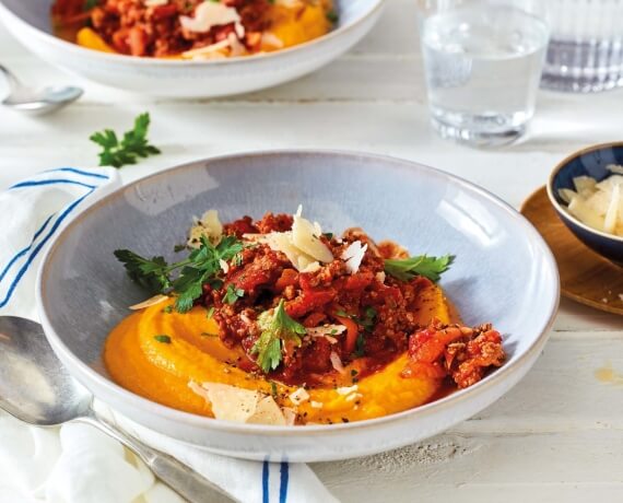 Kürbispüree mit Bolognese-Sauce und Parmesan