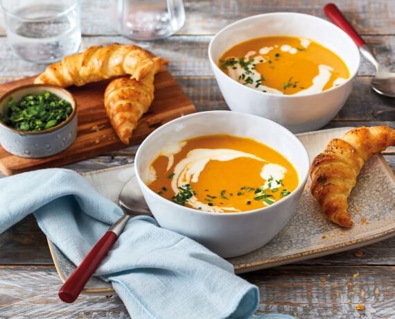 Cremige Kürbissuppe mit pikanten Kräuter-Croissants