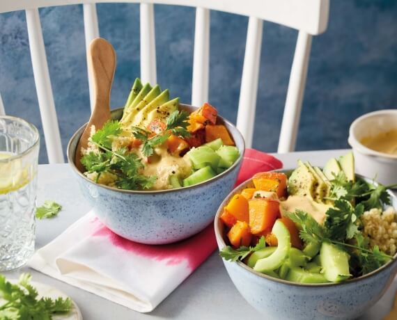 Hawaiianische Poke Bowl mit Quinoa, Kürbis, Avocado, Gurke und cremigem Erdnuss-Koriander-Ingwer-Dip