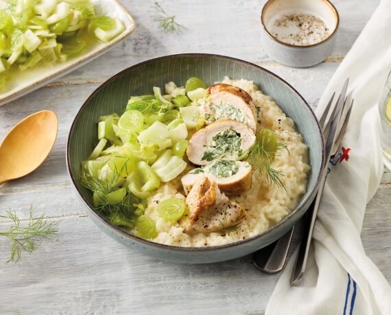 Gefüllte Hähnchenbrustfilets mit Risotto und Fenchel-Trauben-Salat