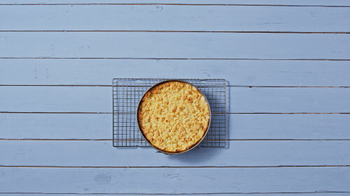 Dies ist Schritt Nr. 5 der Anleitung, wie man das Rezept Rhabarberkuchen mit Pudding zubereitet.