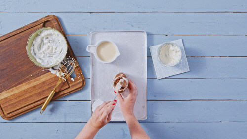 Dies ist Schritt Nr. 1 der Anleitung, wie man das Rezept Nuss-Nougat-Eis zubereitet.