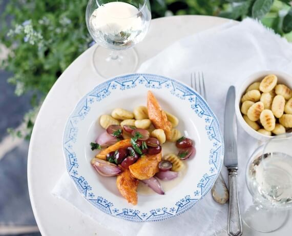 Hähnchen mit gebratenen Gnocchi und Salsa aus Weintrauben