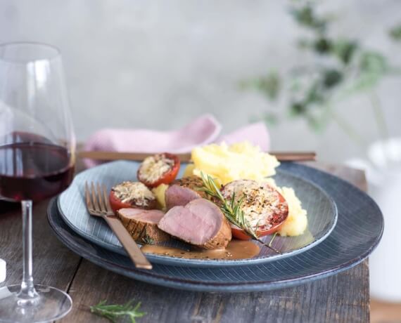 Mediterranes Schweinefilet mit Parmesan-Tomaten an Knoblauch-Kartoffelpüree