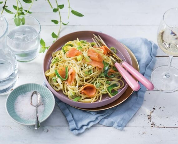 Spaghetti mit Räucherlachs und Zitronen-Crème-fraîche