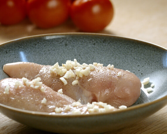 Dies ist Schritt Nr. 1 der Anleitung, wie man das Rezept Gebratenes Hähnchen mit Parmesan-Kartoffelpüree und Tomatensalat zubereitet.