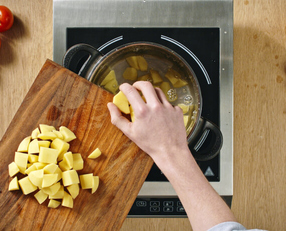 Dies ist Schritt Nr. 2 der Anleitung, wie man das Rezept Gebratenes Hähnchen mit Parmesan-Kartoffelpüree und Tomatensalat zubereitet.