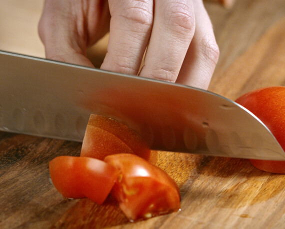 Dies ist Schritt Nr. 3 der Anleitung, wie man das Rezept Gebratenes Hähnchen mit Parmesan-Kartoffelpüree und Tomatensalat zubereitet.